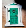 Kép 1/1 - Karácsonyi dísz timpanonos zöld ajtó